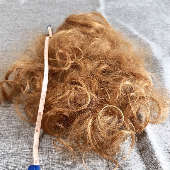 Accessories: pony tail. - Picture 3 of 3